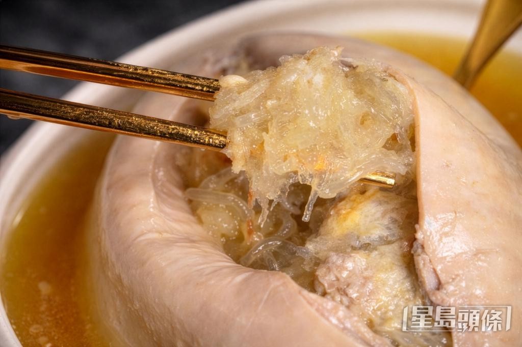 傳統手工名菜「鳳吞燉頂裙翅」,是將頂級裙翅釀入全雞內,以慢火細燉而成。
