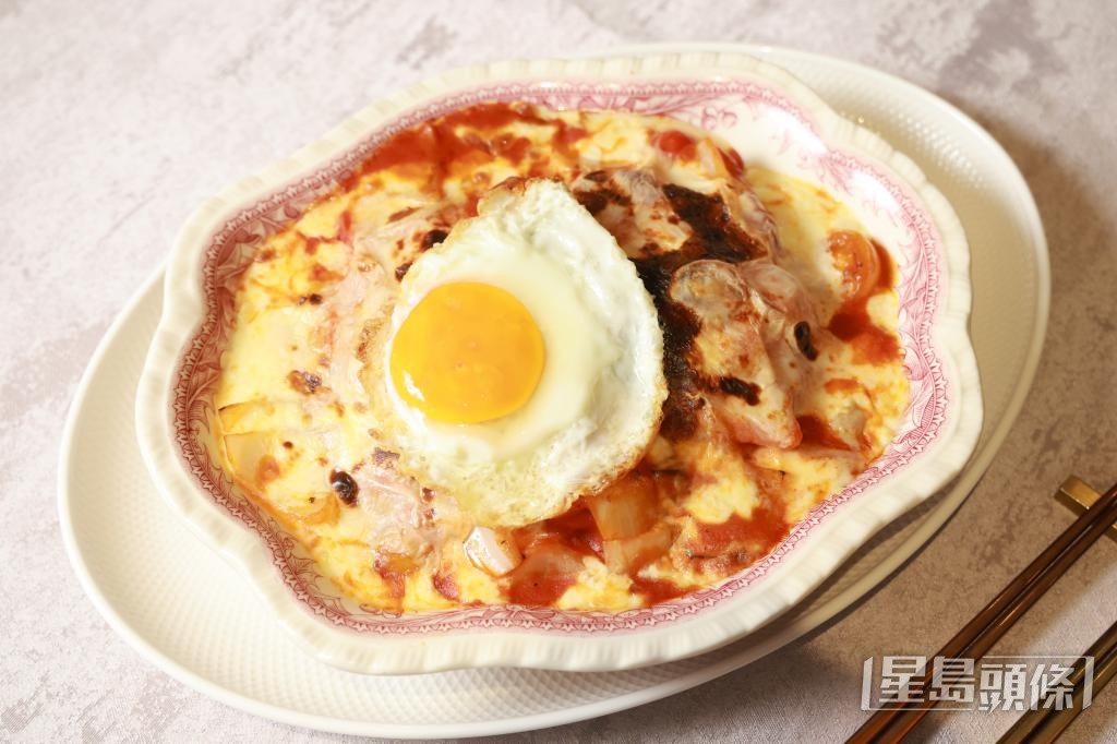 「燶邊蛋蕃茄焗黑毛豬扒飯」採用肉質嫩滑的西班牙黑毛豬,搭配新鮮番茄醬汁與拉絲芝士。