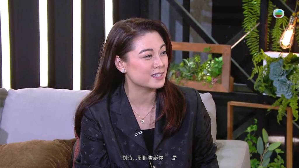 面對薛家燕的催婚，廖碧兒甜笑回應：「到時…到時話畀你聽。」