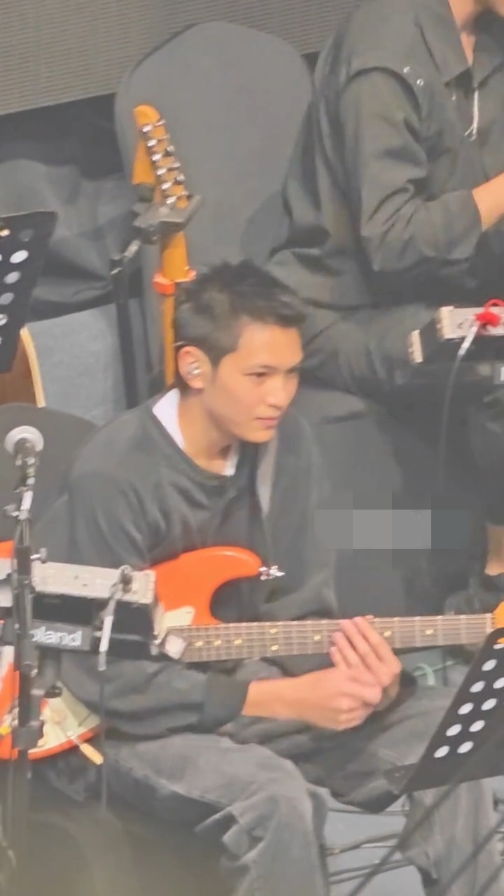 19歲的魔童（張慕童）抱著結他亮相，立體五官被讚賞遺傳了父母的優良基因。