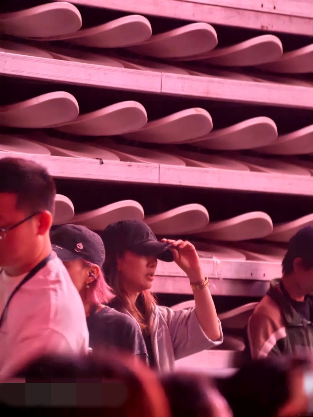 袁詠儀在台下默默守候，低調打扮下，專注的眼神流露出慈母心意。