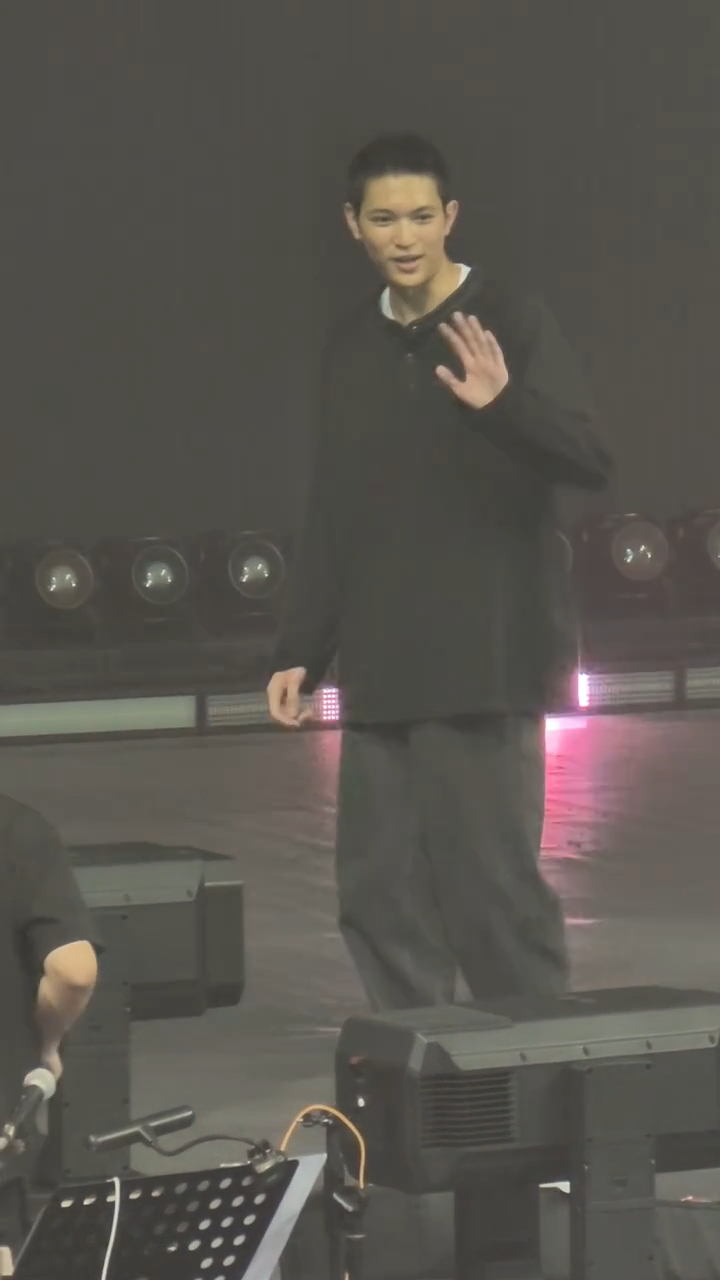 演出結束後，魔童帶著燦爛笑容向觀眾揮手，甚有明星風采。
