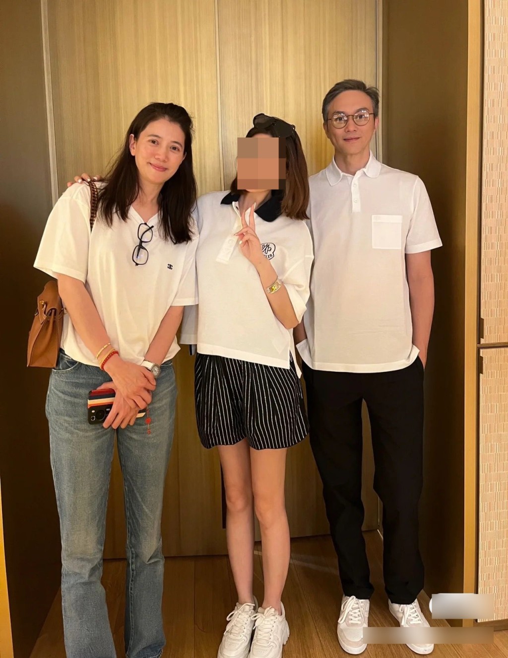 曾有網民在外地的Hermès專門店偶遇張智霖夫婦。