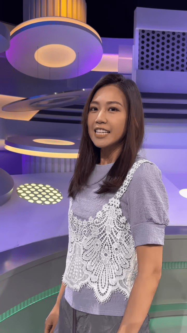 何沛珈入行後首個參與的節目是《東張西望》。