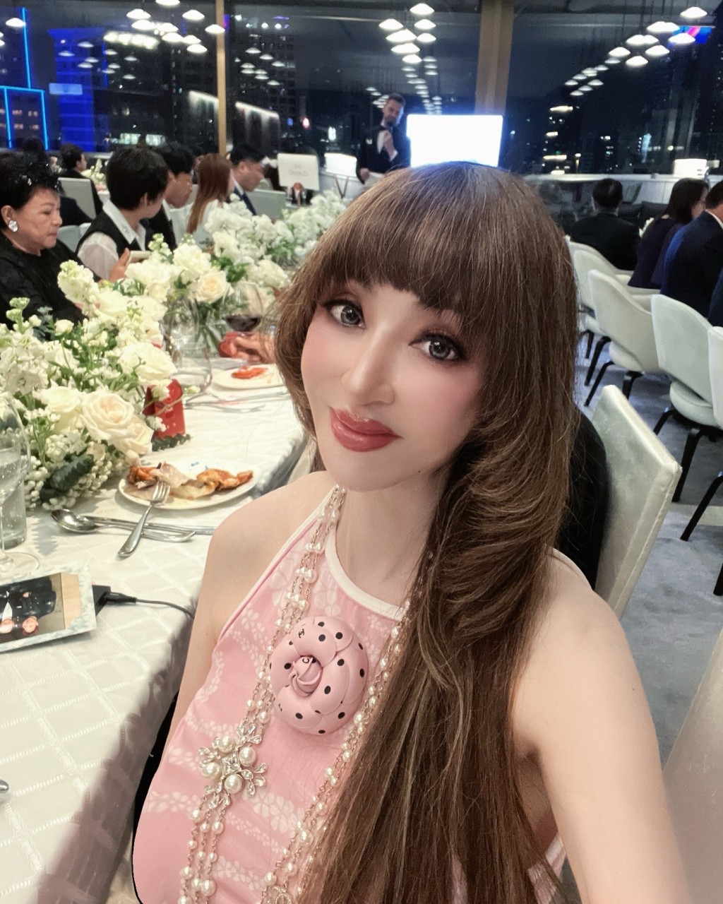 薛芷倫現時已年過六十。
