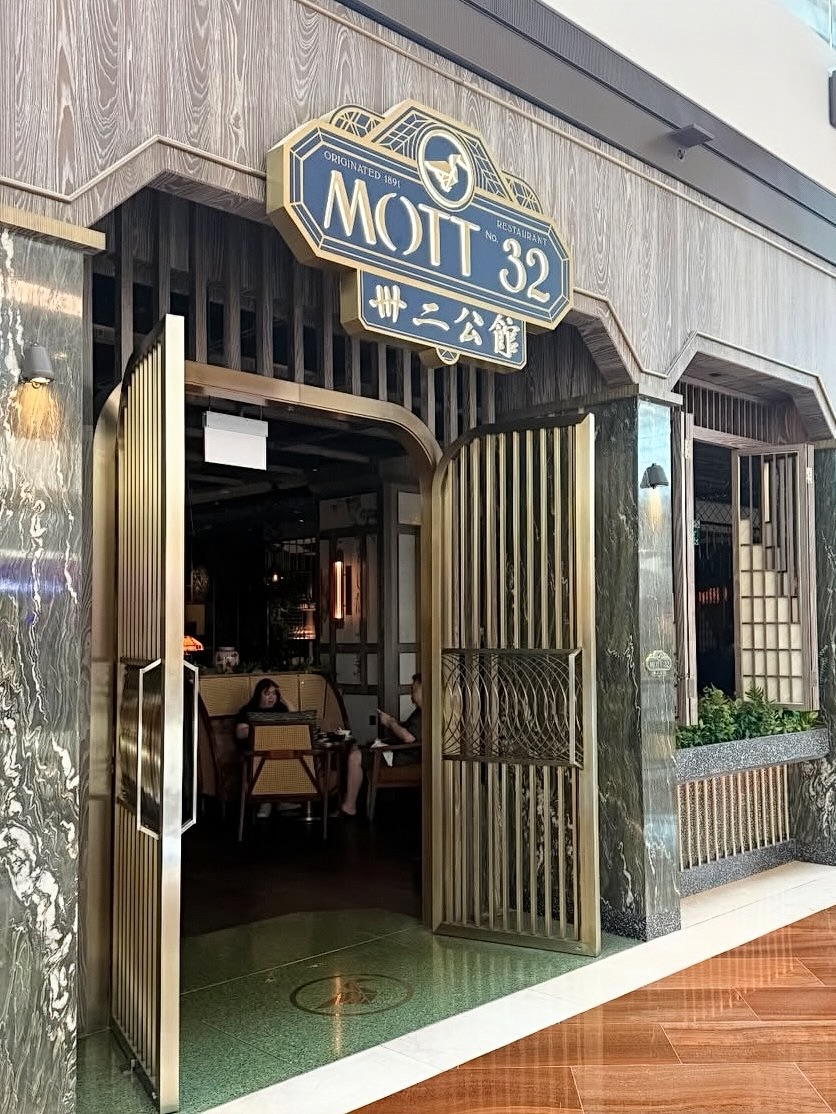 薛芷倫親身到訪旗下餐廳Mott 32，巡視業務。