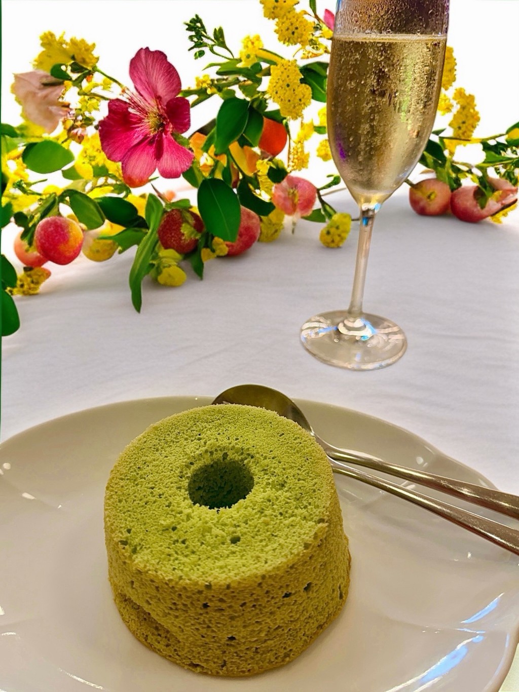 薛芷倫享用香檳，並搭配新加坡經典的班蘭蛋糕。