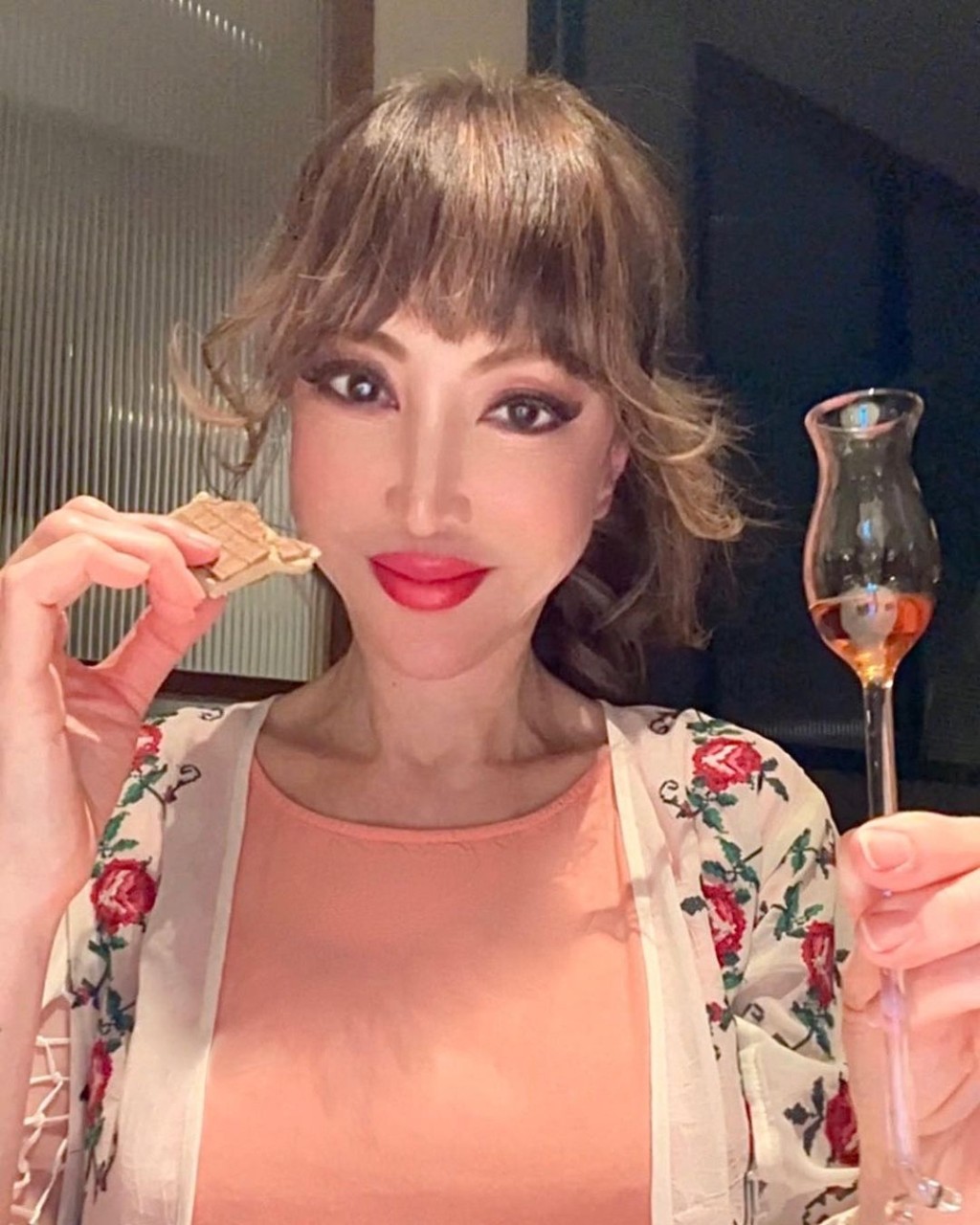 薛芷倫的嘴唇豐厚、下巴尖挺，鼻子高聳，曾有網民就其樣貌發表評論。