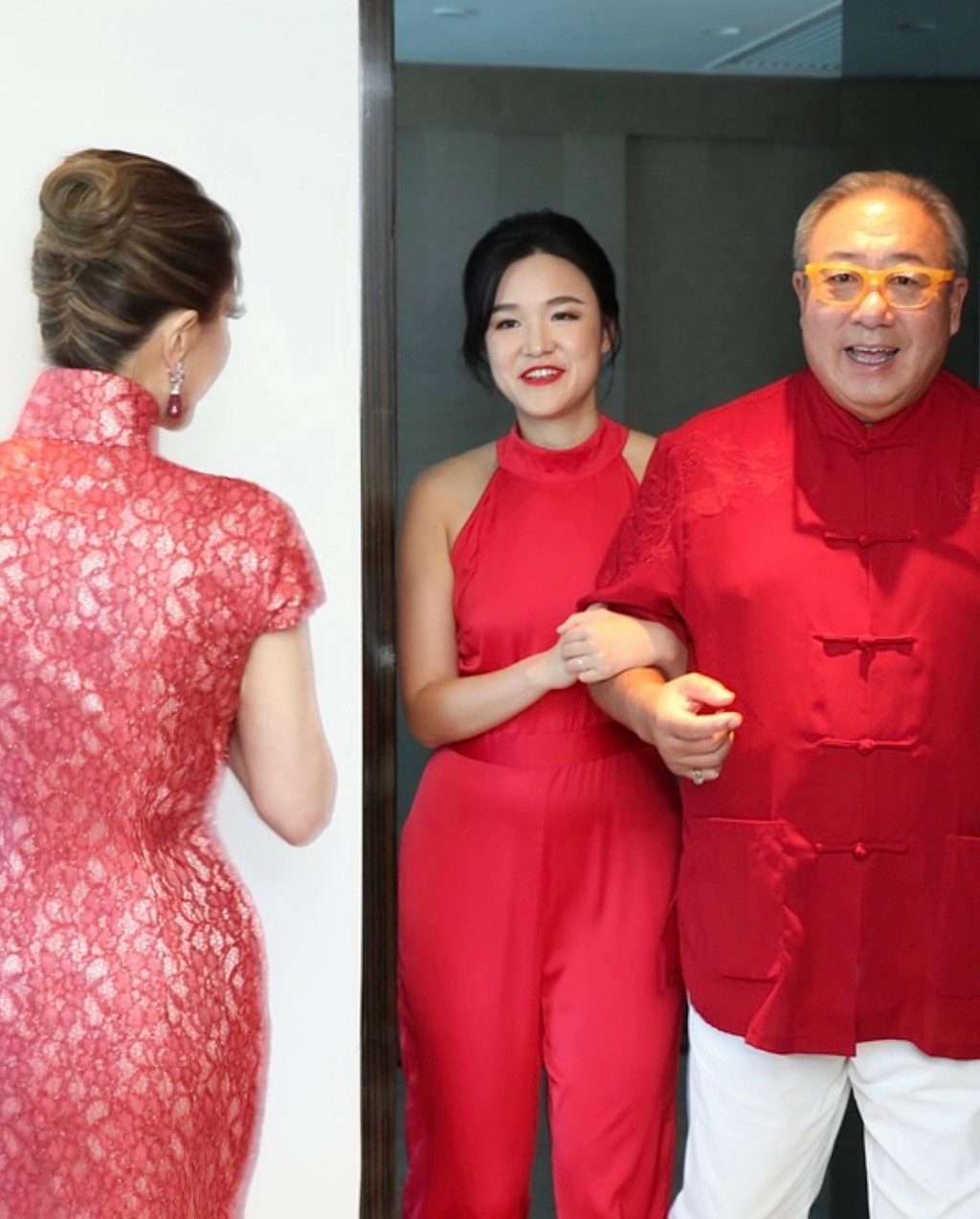 馬清偉牽著女兒馬桂珩出嫁。