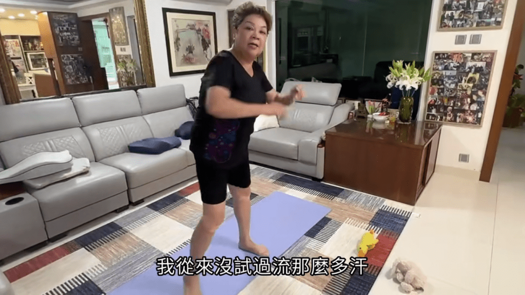 肥媽跳舞跳到全身大汗。