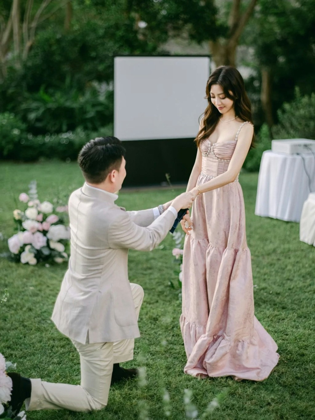 潘藝桐的求婚儀式選在戶外環境進行。