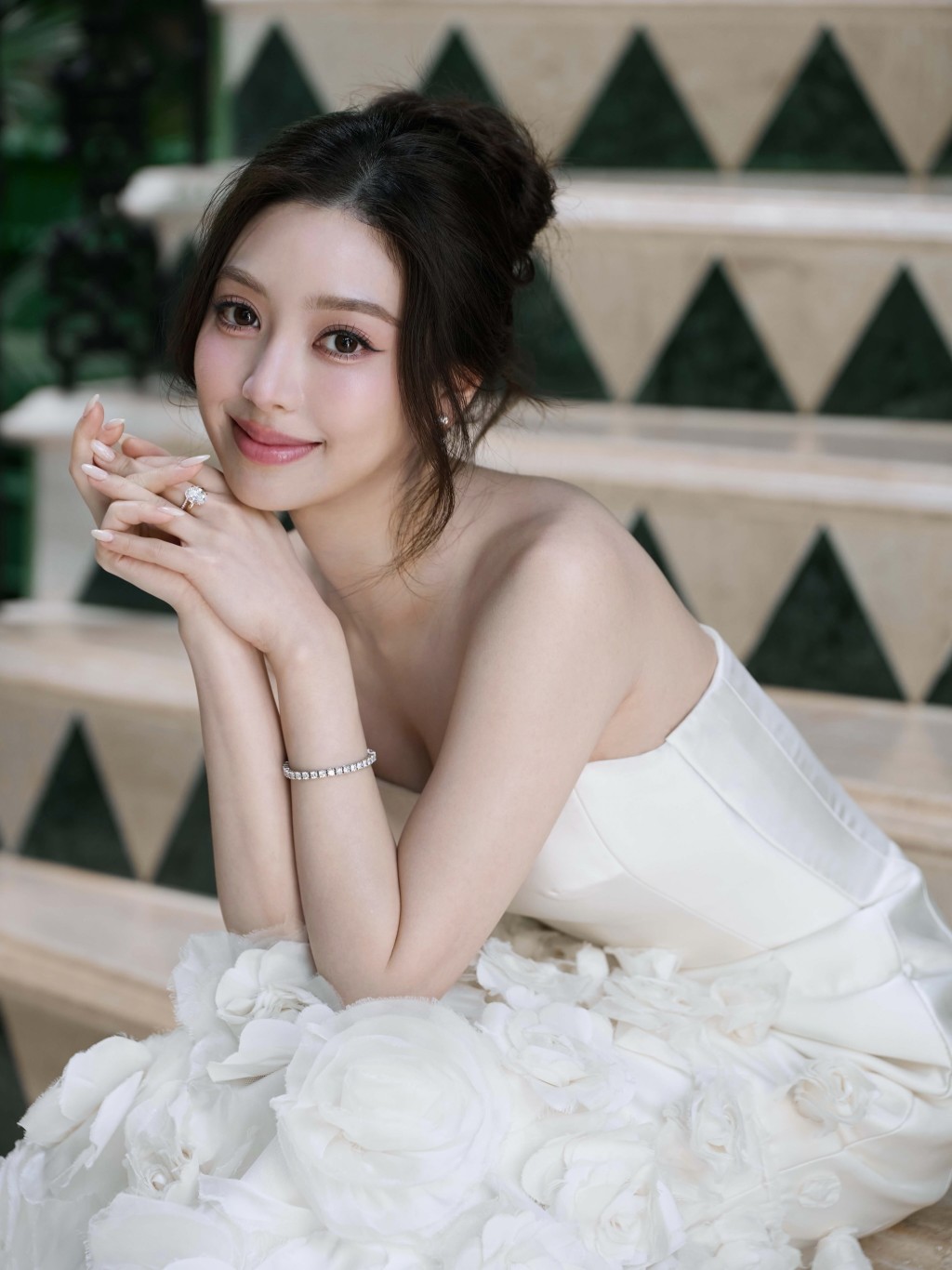 潘藝桐揀選了露肩款式的婚紗。