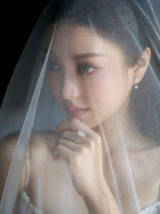 潘藝桐手上的求婚鑽戒十分注目。