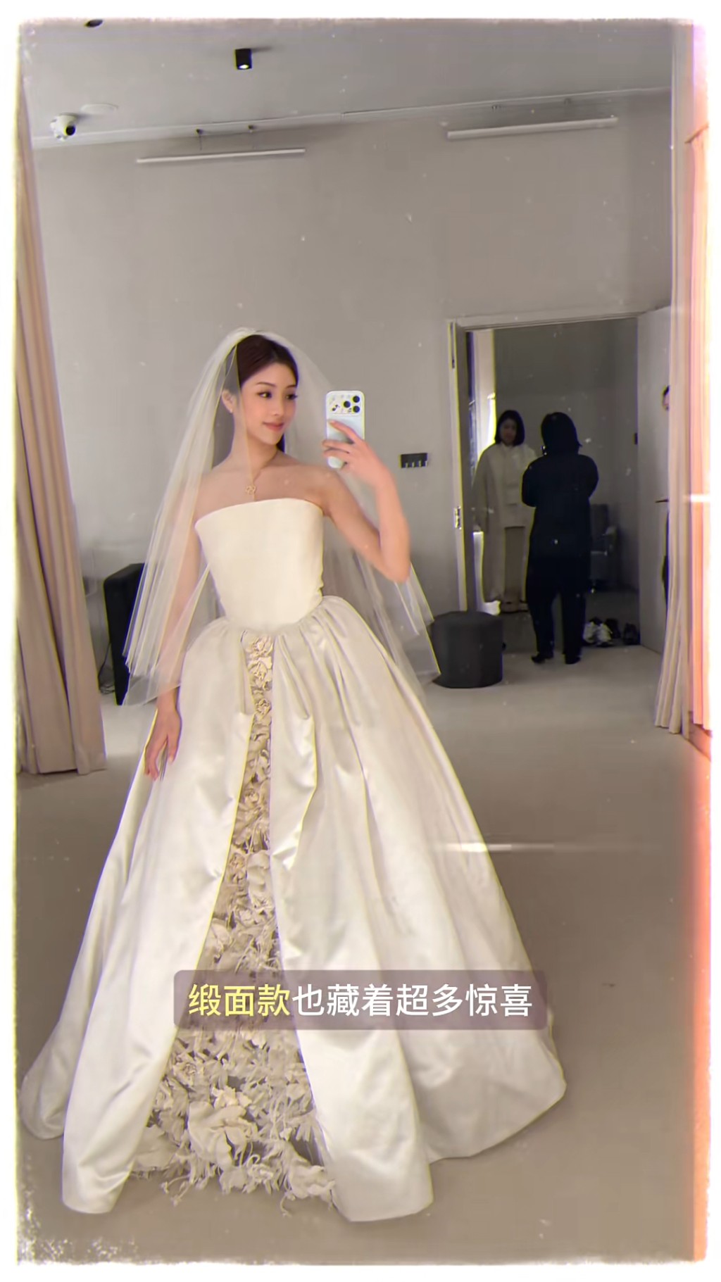 潘藝桐試穿的婚紗款式相當特別。