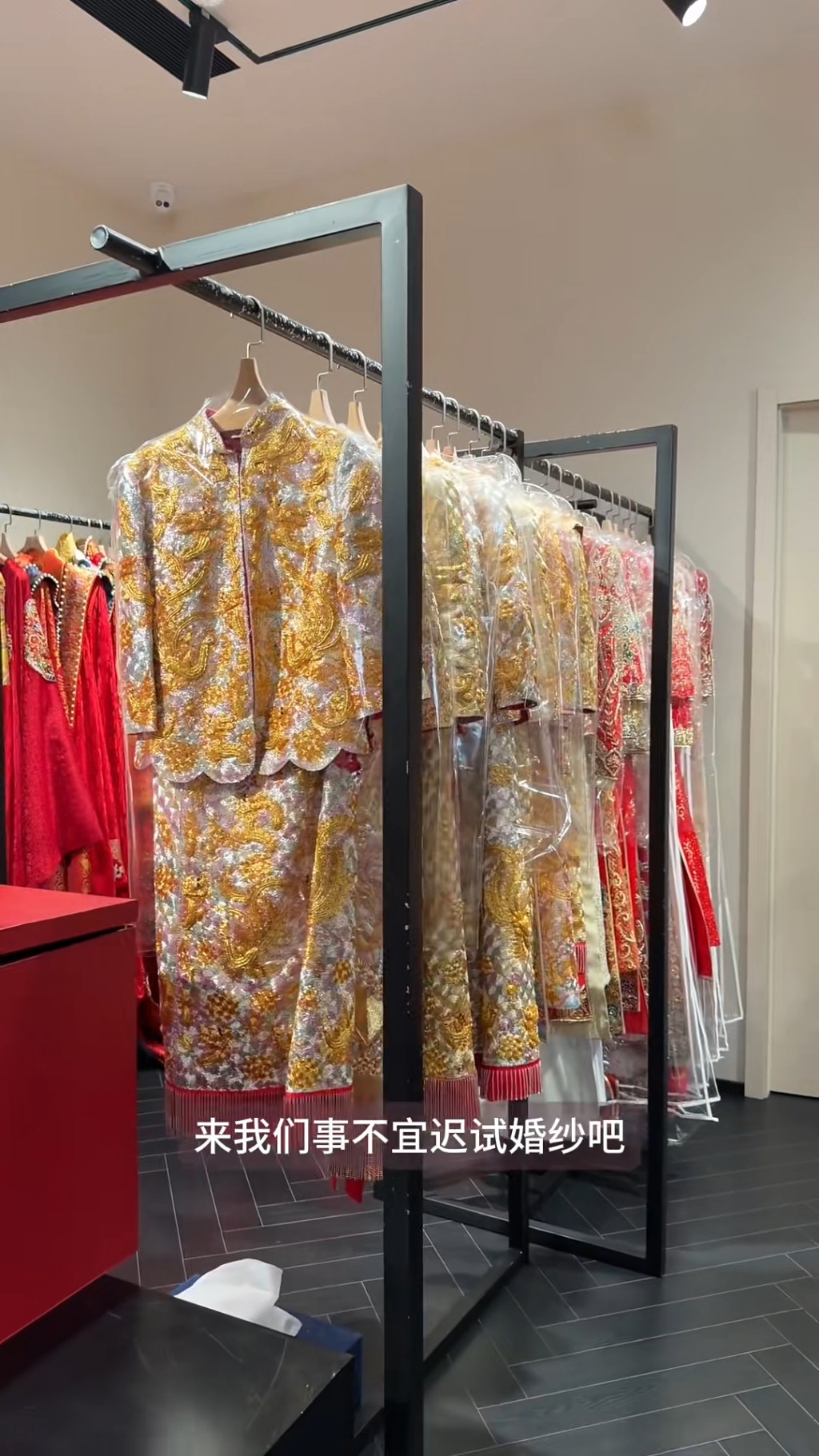 潘藝桐為婚禮四出試穿婚紗。