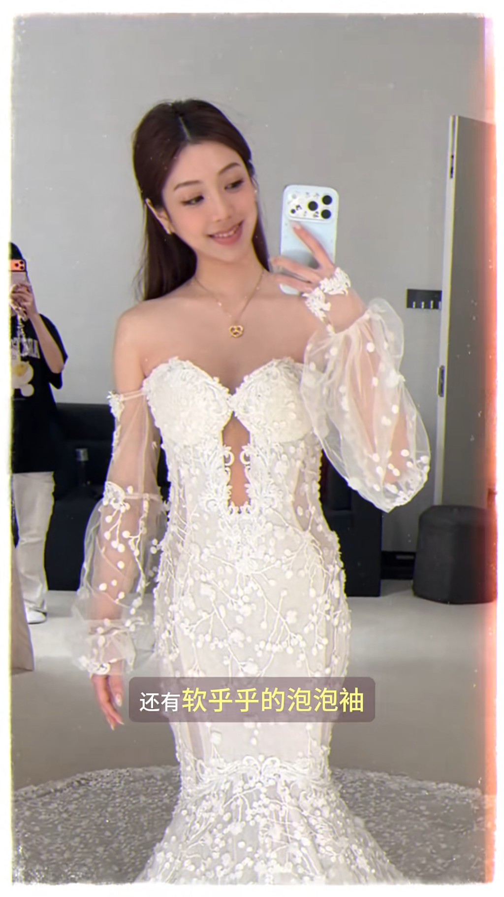 潘藝桐試穿了多款不同風格的婚紗。