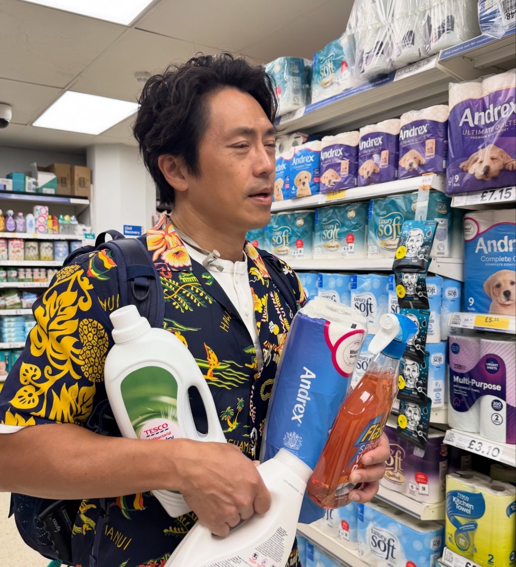森美近日在英國超市為留學的子女選購日用品。