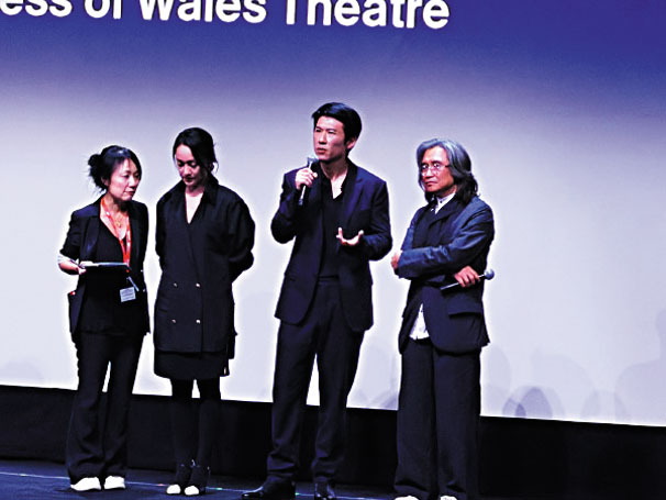 王驍用一口流利的英文回答記者問題。網上圖片