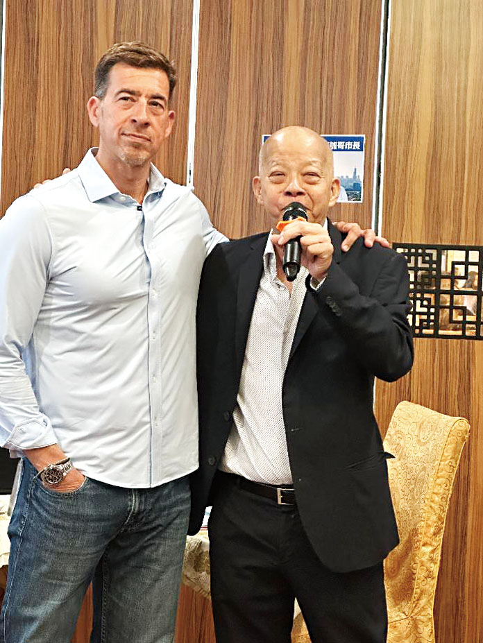 州務卿亞裔顧問委員會主席馬森柱(右)全力支持詹雅斯參選2027年芝加哥市長寶座。 梁敏育攝