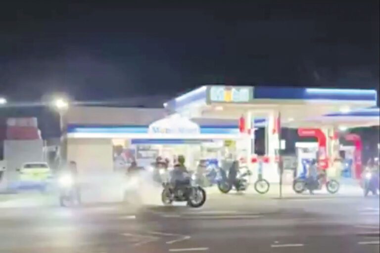 中村繁忙路口遭飆車黨佔領。 黃友興X圖片