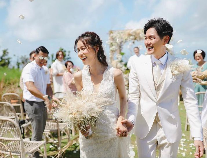 黃翠如與蕭正楠在峇里補辦婚禮,獲眾多親友到賀。