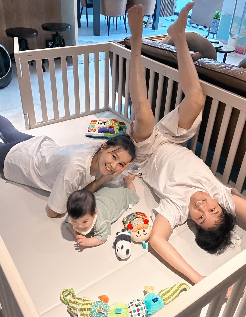 可見客廳鋪上軟墊並放滿玩具,宛如小型遊樂場。