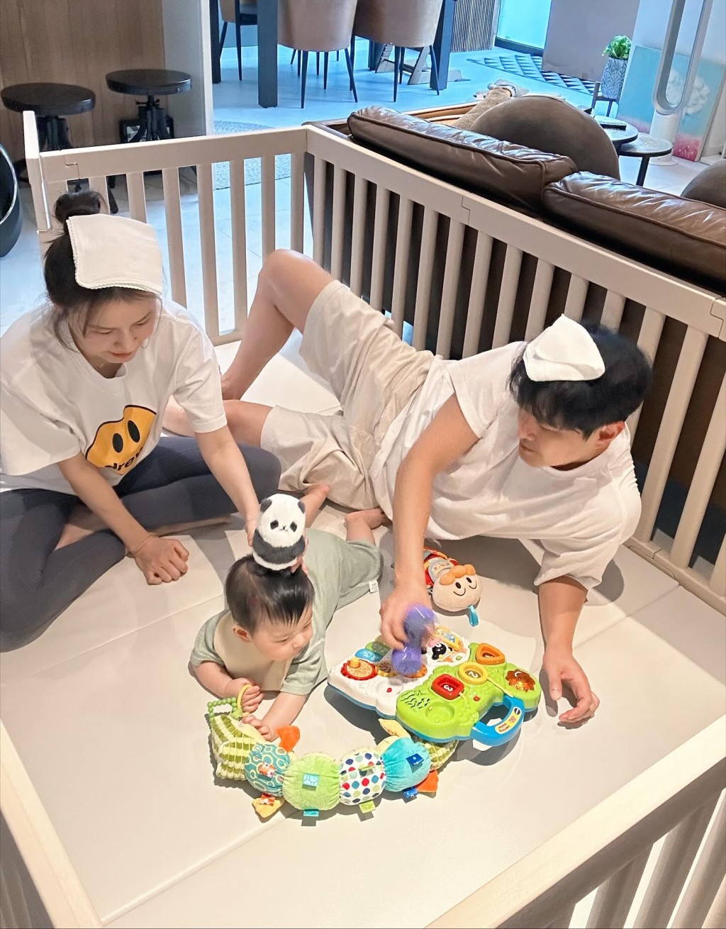 蕭正楠笑言兒子用品已佔據客廳三分之二空間。
