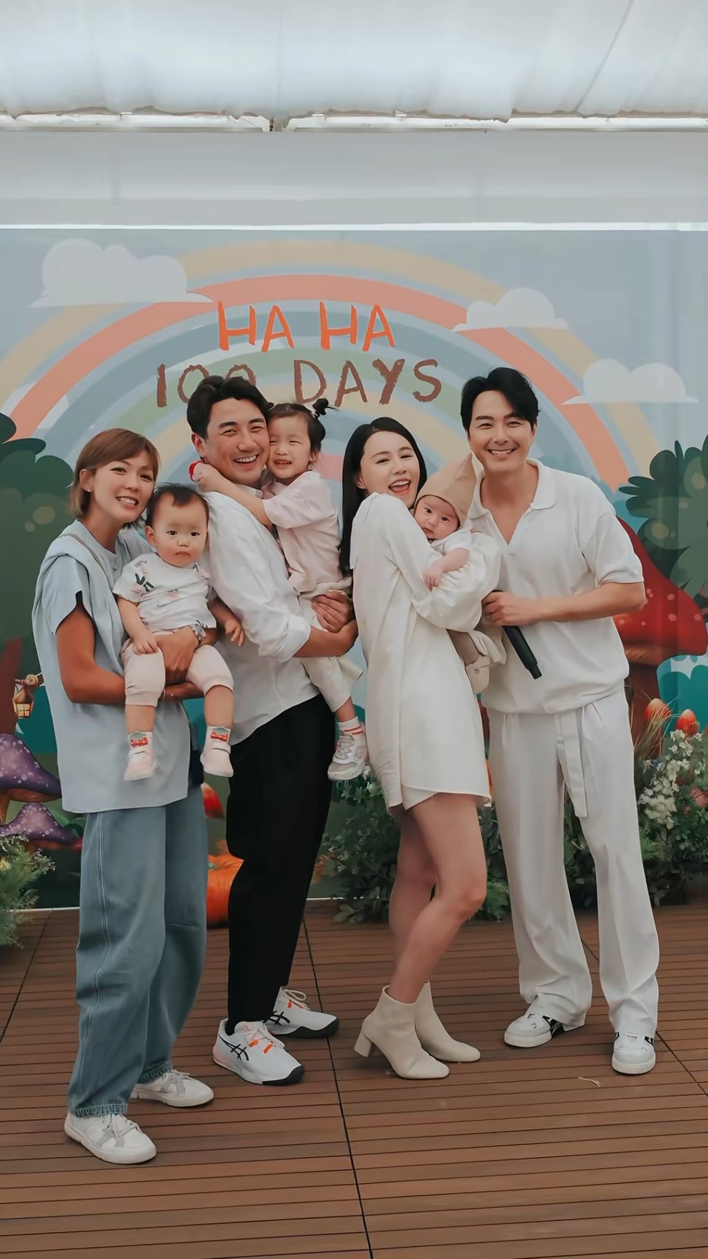 黃翠如好友洪永城帶同老婆及兩名女兒到場。