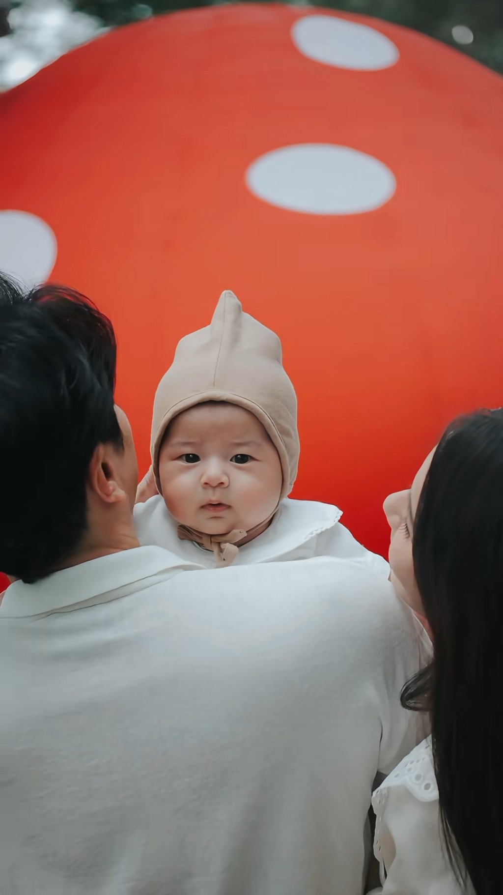 黃翠如與蕭正楠的兒子拍照時懂得望鏡頭。