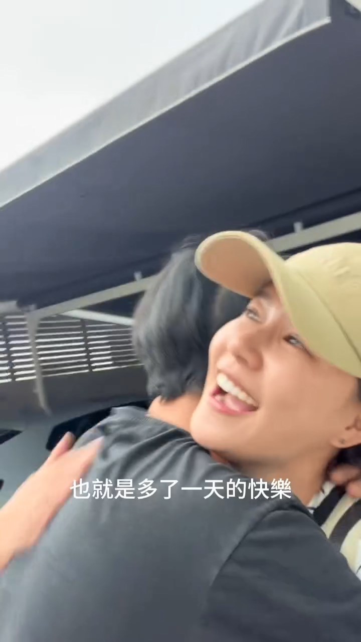 蕭正楠開門發現太太提早回家,呆了一下隨即露出驚喜笑容。