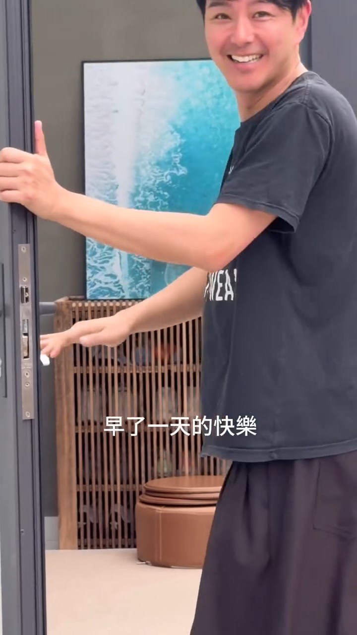 影片開頭,黃翠如躲在門外,鏡頭拍到毫不知情的蕭正楠。