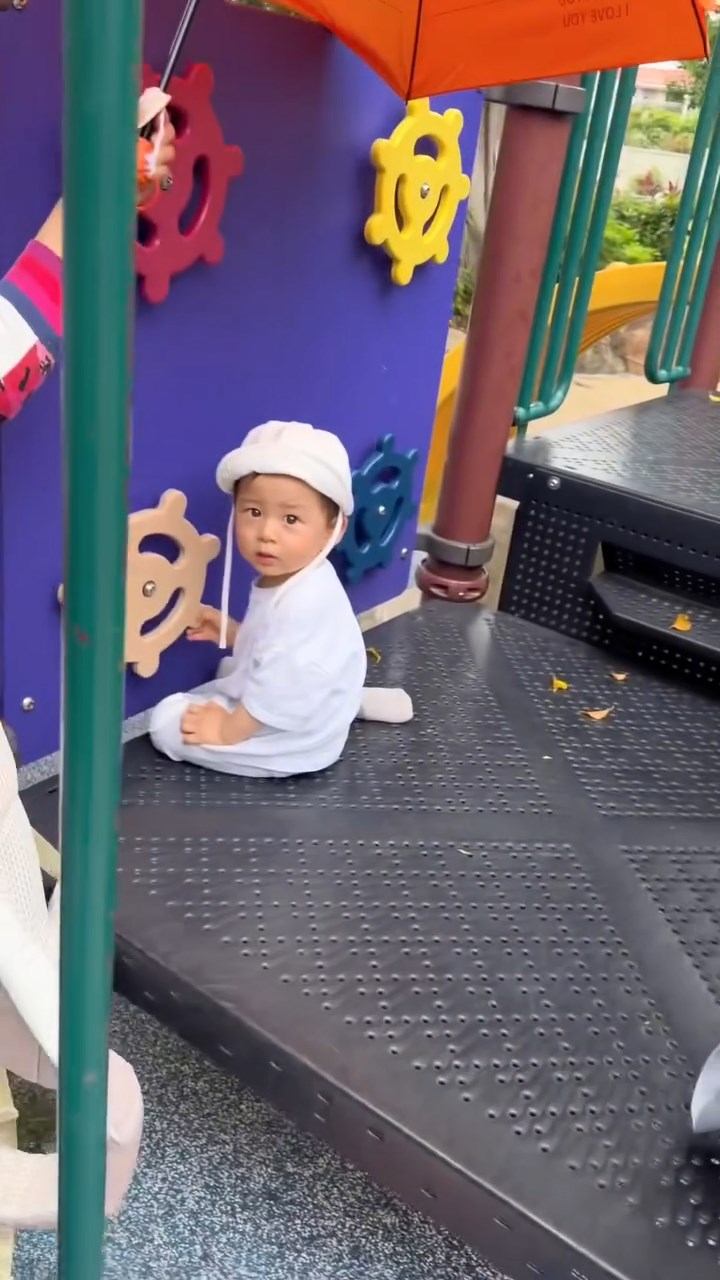 當黃翠如在遠處呼喚兒子時,「蕭哈哈」正專心玩著遊樂設施。