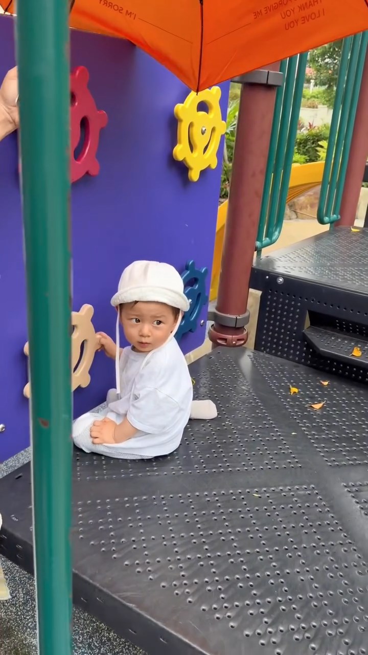 「蕭哈哈」身穿白色可愛套裝,戴著小圓帽,臉頰圓潤,眼睛又大又圓,模樣呆萌。