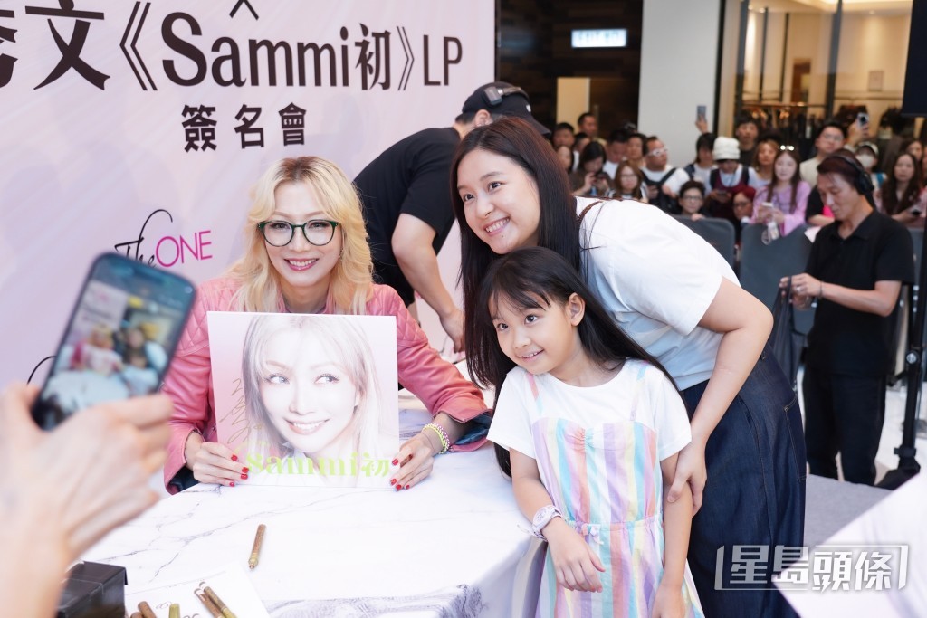 Sammi逐一為歌迷簽名並與他們合照。