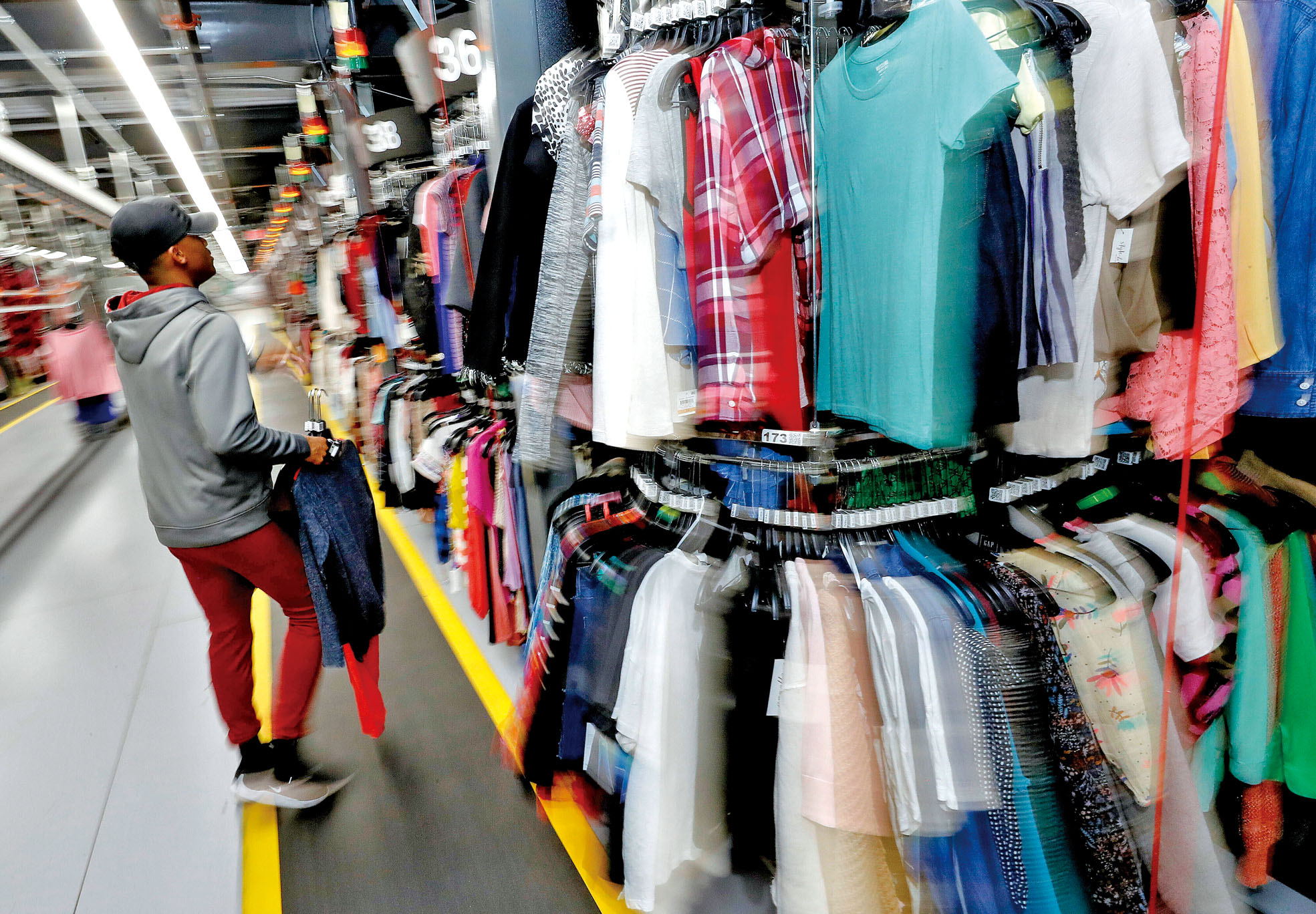 圖為二手服飾轉售平台ThreadUp的分貨貨倉。美聯社資料圖片