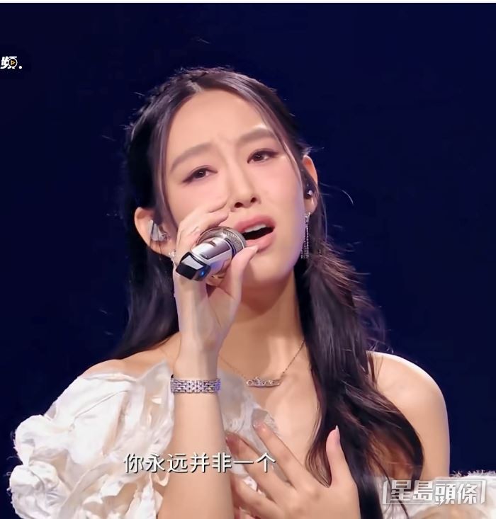 AGA過去曾公開讚賞炎明熹「百年難得一見，很有個性」。