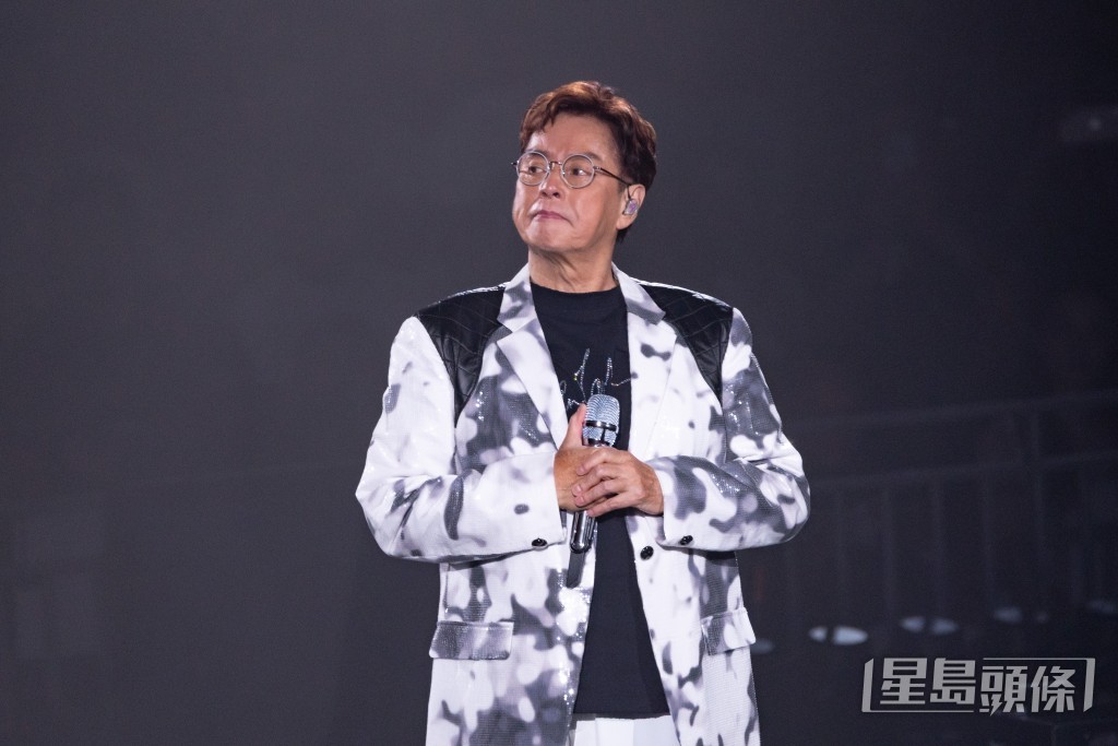 當《朋友》演唱過半，全場觀眾自發接力大合唱，令校長相當感動。