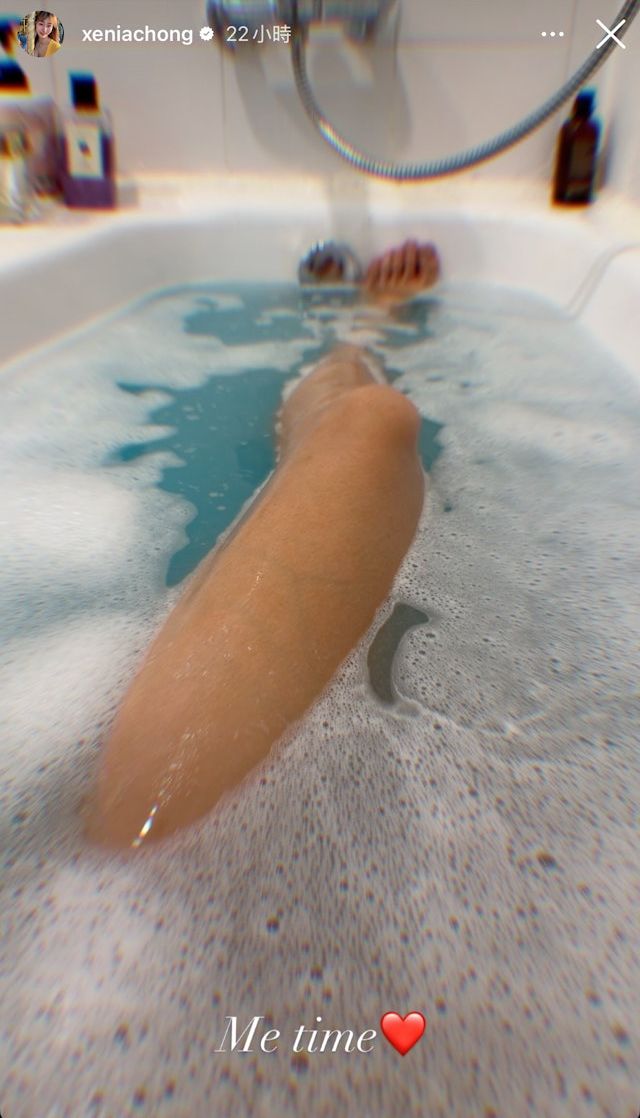 莊韻澄一雙修長美腿在水中若隱若現。