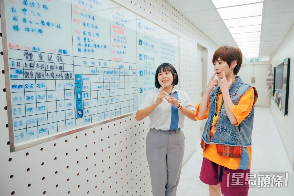 魏嘉瑩在海洋守護基地學習海豚生態與保育知識,照護員示範如何與海豚互動。