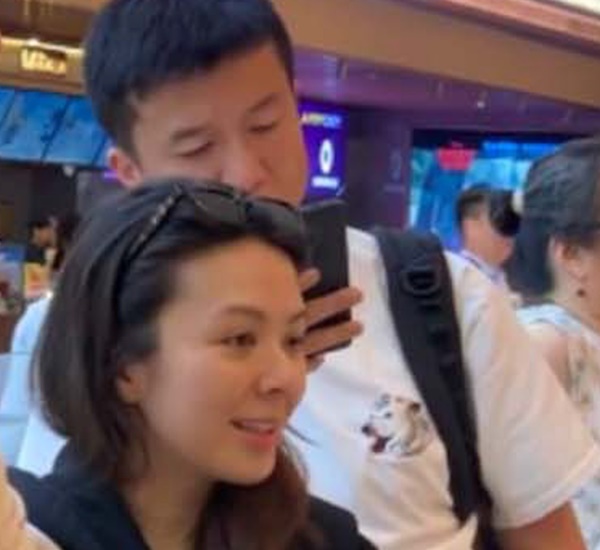 JW與被稱為「老公仔」的王至尊合照。