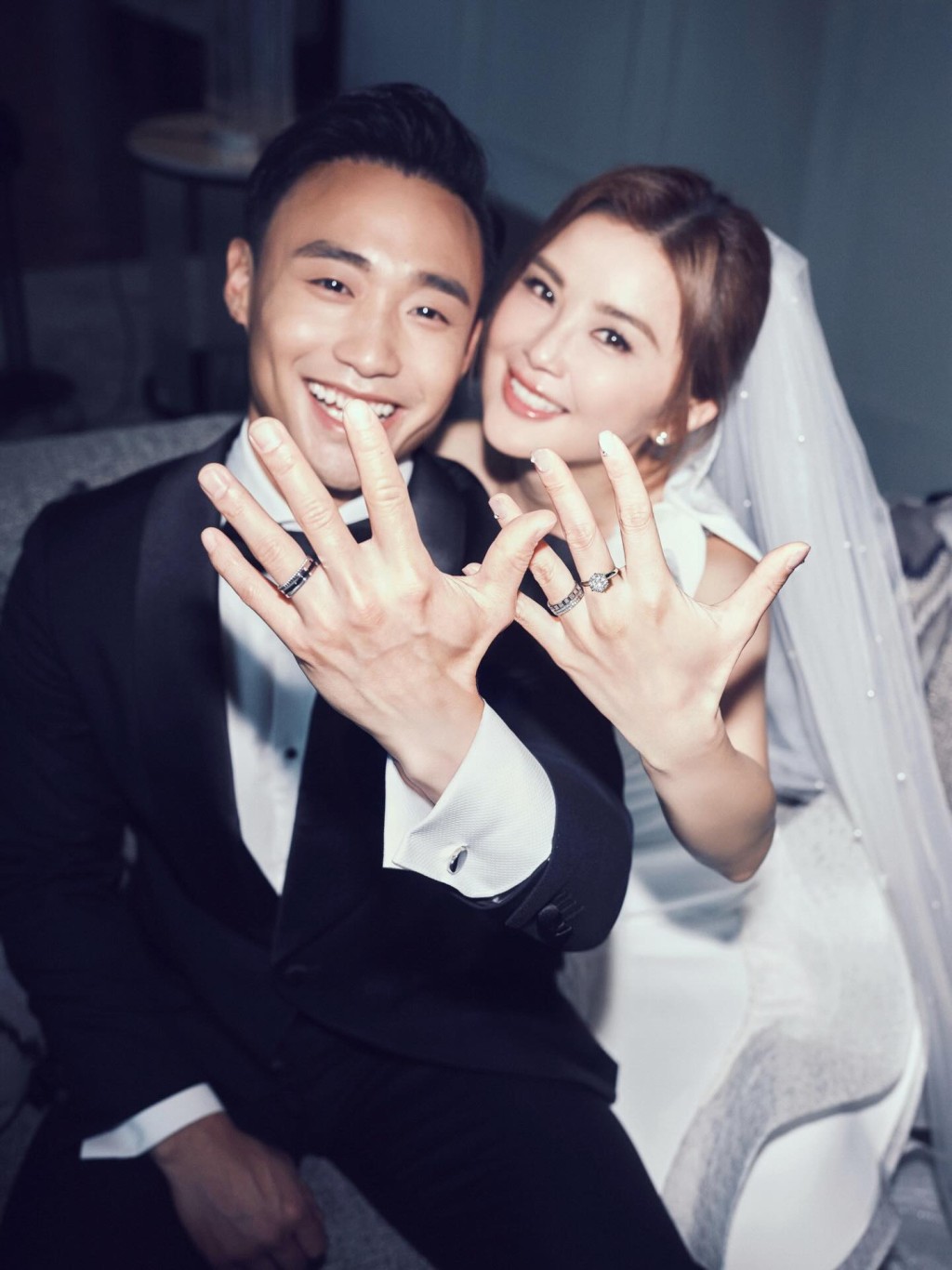 阿Sa蔡卓妍與年輕十歲的星級健身教練林俊賢(Elvis)甜蜜結婚。