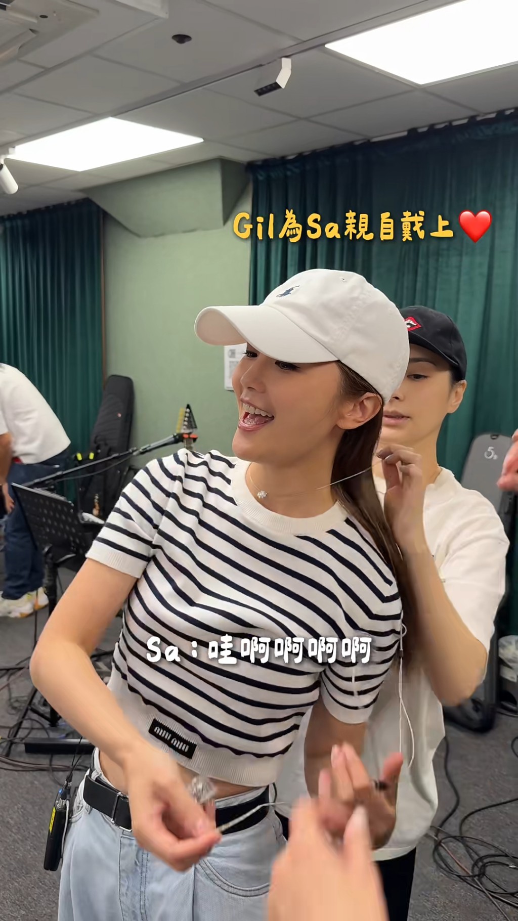 阿嬌鍾欣潼親手為阿Sa蔡卓妍戴上頸鍊。