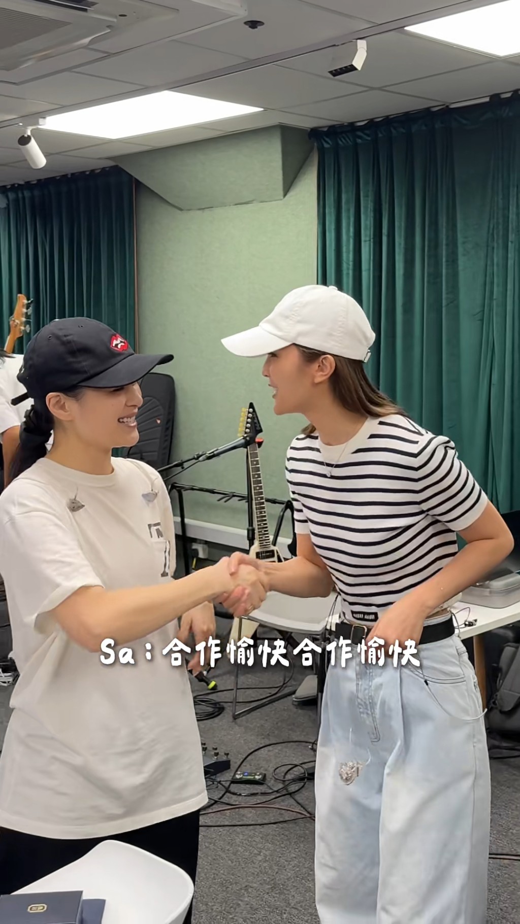 霍汶希在旁搞笑地說:「禮成,很牢固,打風都吹不走。」