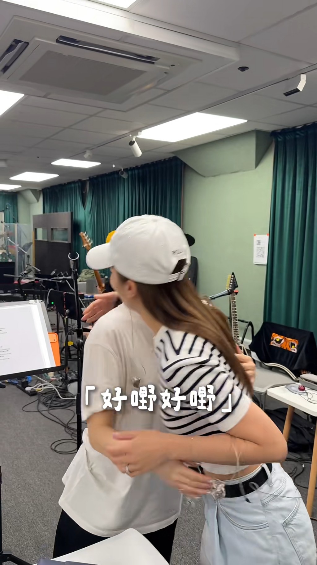 阿Sa蔡卓妍感動地笑著緊抱好友。