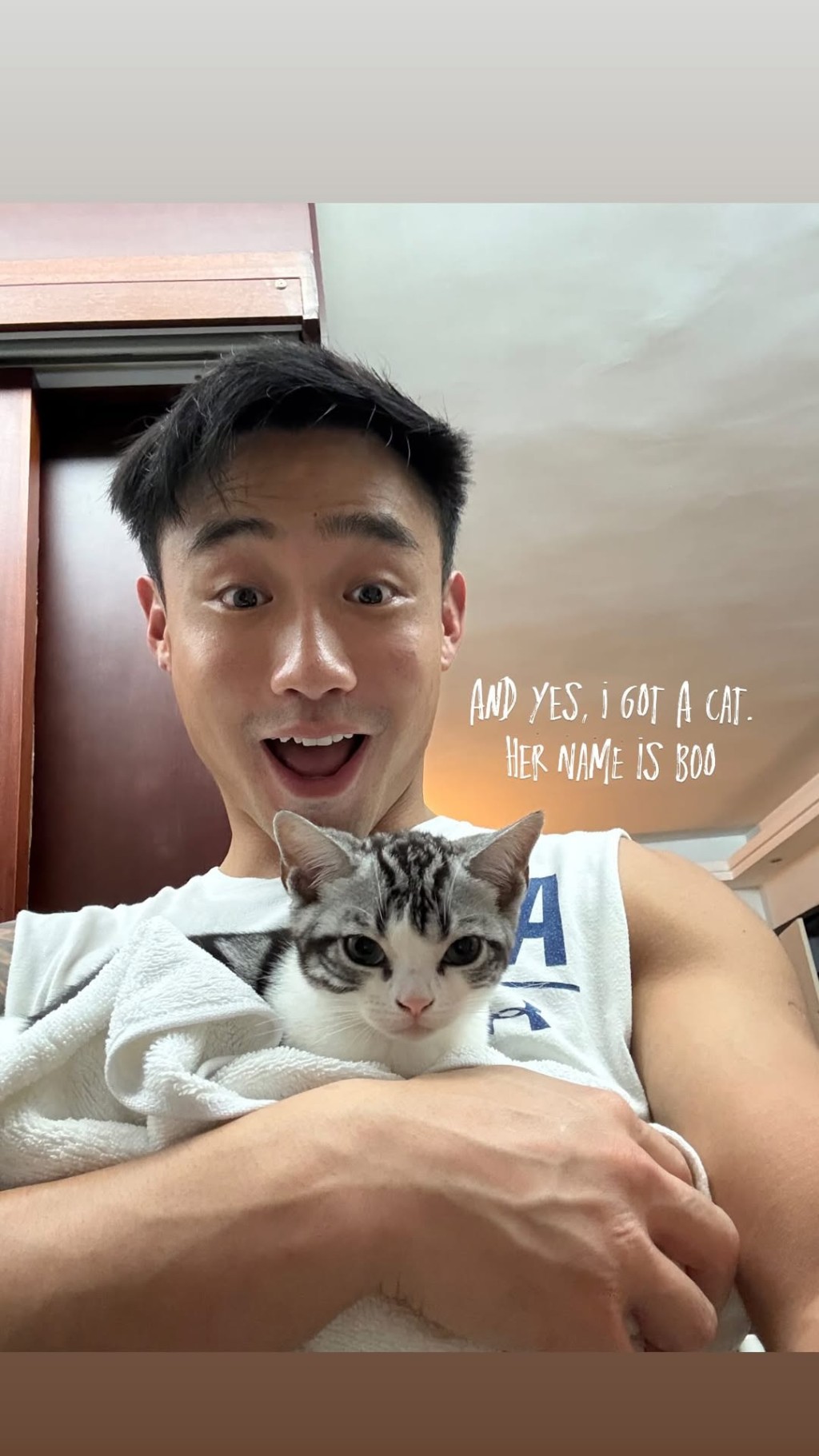 Elvis抱著阿Boo,並指這是他的貓。