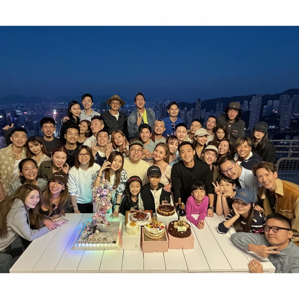 Elvis以「另一半」身分現身阿Sa生日派對,更站在中央位置。