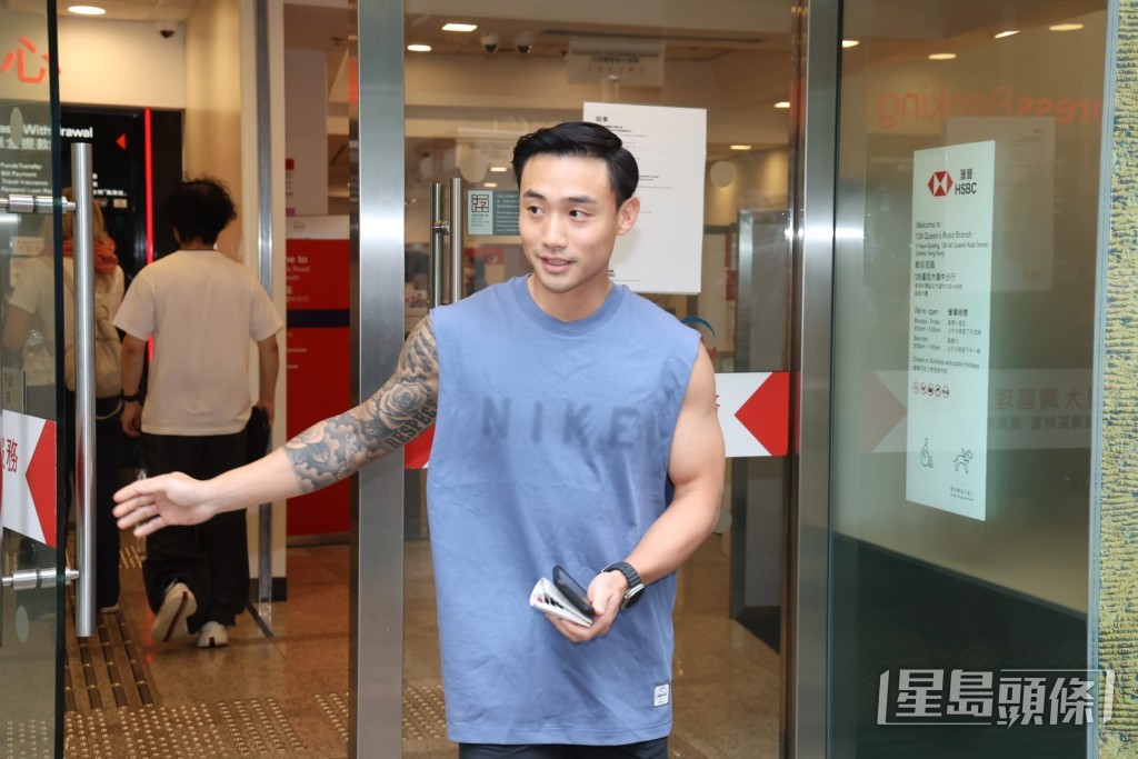 阿Sa丈夫林俊賢(Elvis)下午二時許從健身室出來,前往附近銀行。