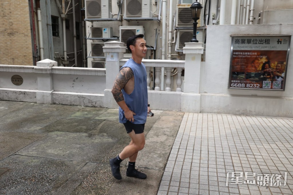 阿Sa丈夫林俊賢(Elvis)聽到記者道恭喜,他不知所措地帶笑揮手,試圖避開鏡頭。