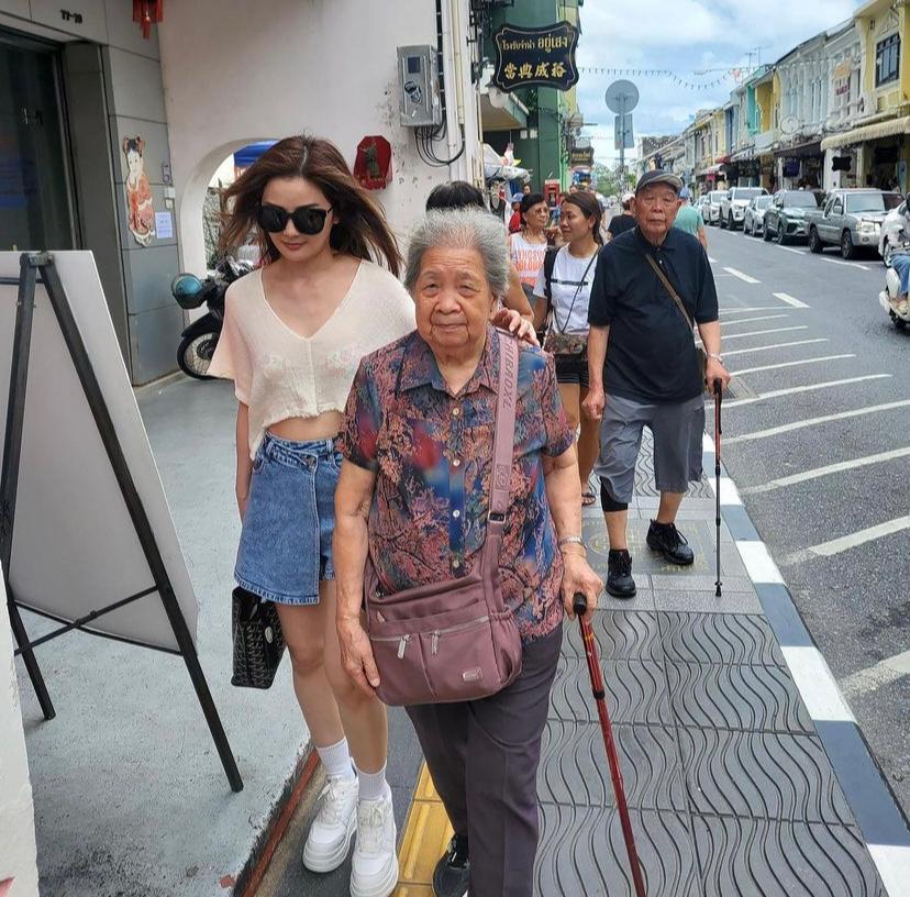 當年因分手而受打擊,阿Sa透過瘋狂旅行散心,還陪伴祖母遊玩。