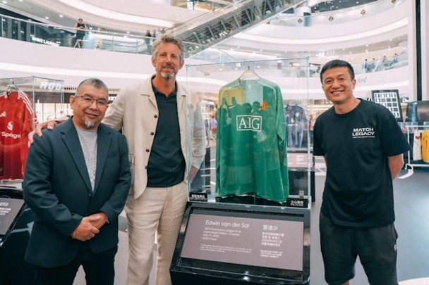 王至尊（右）創辦了足球球衣收藏品牌「Matchlegacy」。